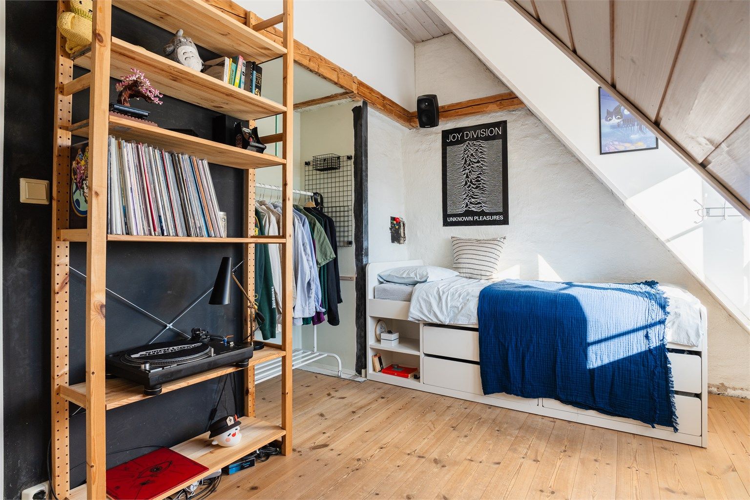 Synlige trebjelker som gir en lun romfølelse.