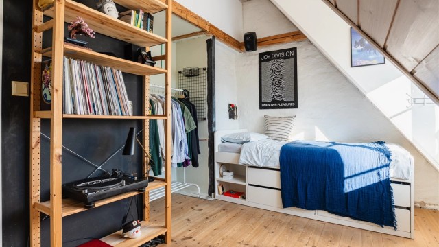 Synlige trebjelker som gir en lun romfølelse.