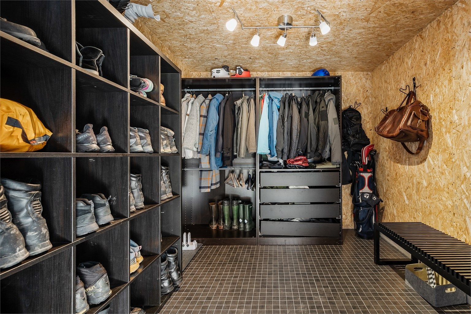 Oppvarmet utegarderobe/bod i garasjen.