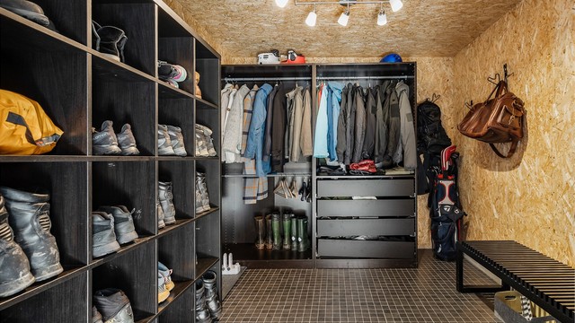 Oppvarmet utegarderobe/bod i garasjen.