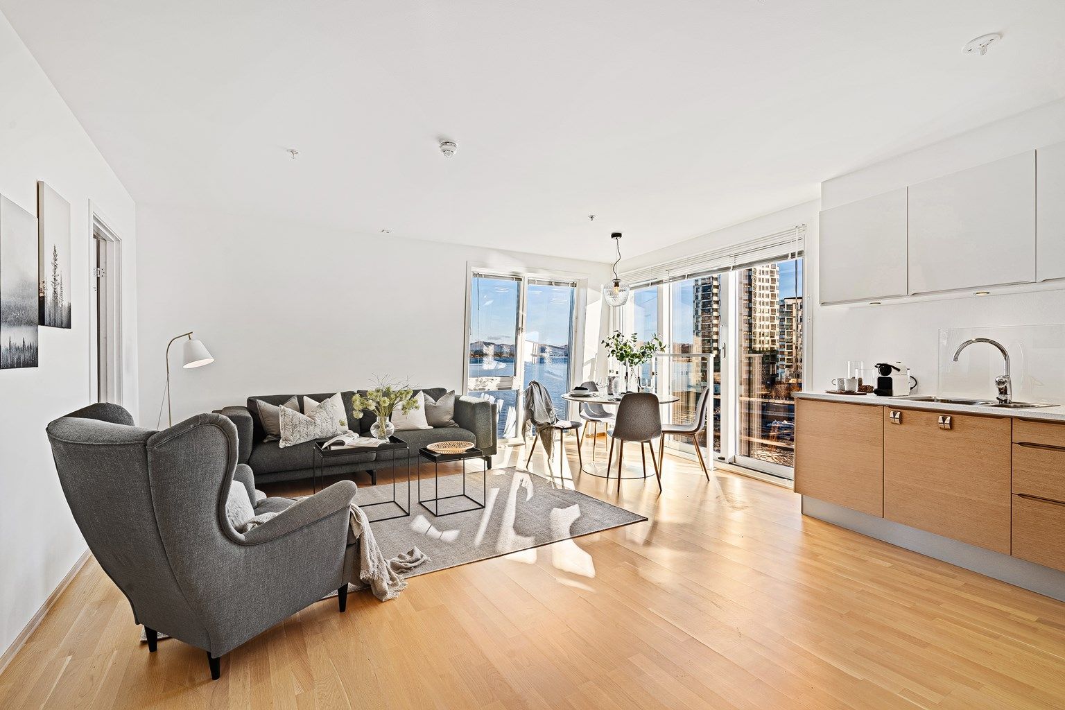 Velkommen til Siriskjeret 11! Stilren og fin 2-roms selveierleilighet med fast parkering i garasje. Heis. 