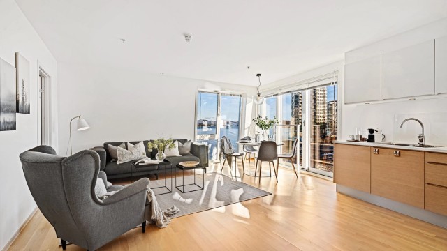 Velkommen til Siriskjeret 11! Stilren og fin 2-roms selveierleilighet med fast parkering i garasje. Heis.