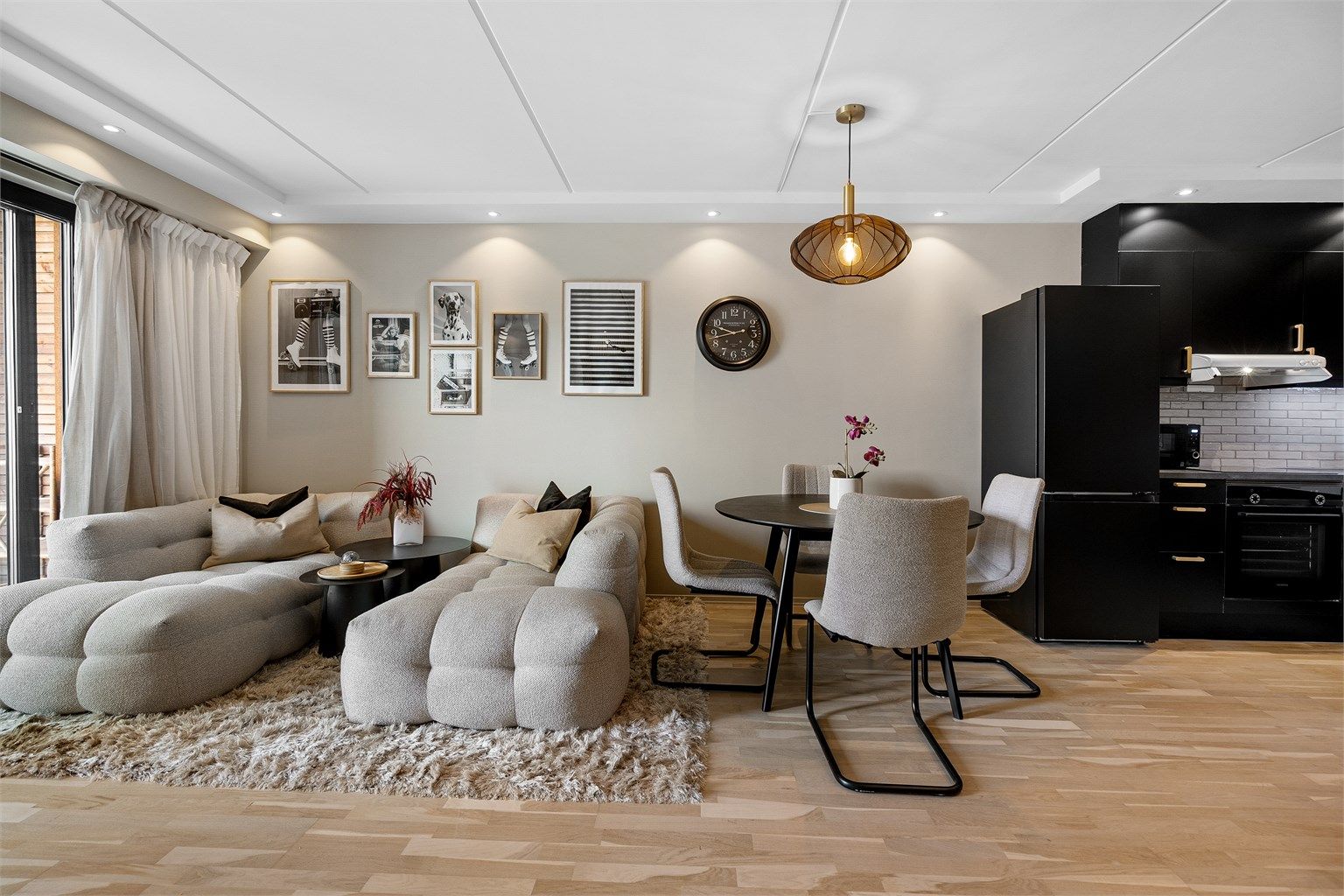 Den romslige stuen har en åpen og innbydende atmosfære med god plass til både sofagruppe og spisebord. 