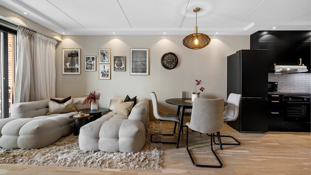 Den romslige stuen har en åpen og innbydende atmosfære med god plass til både sofagruppe og spisebord.