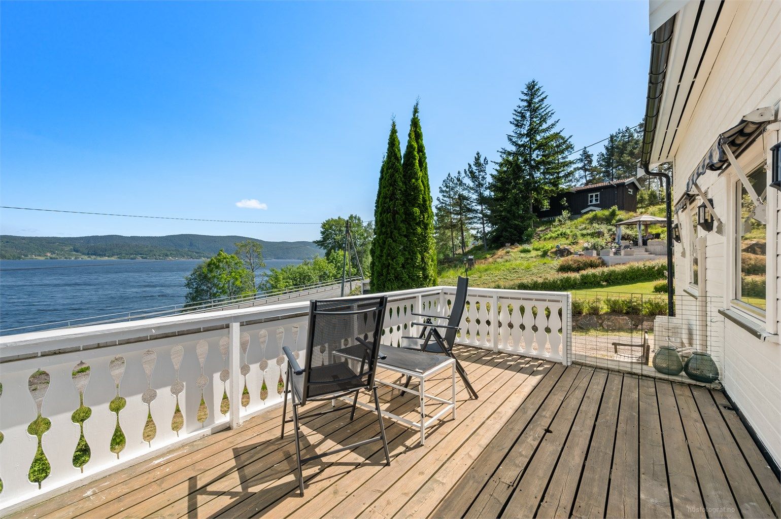 Eiendommen har en idyllisk beliggenhet ved Jordfallbukta langs Svelvikveien, i et attraktivt boligområde