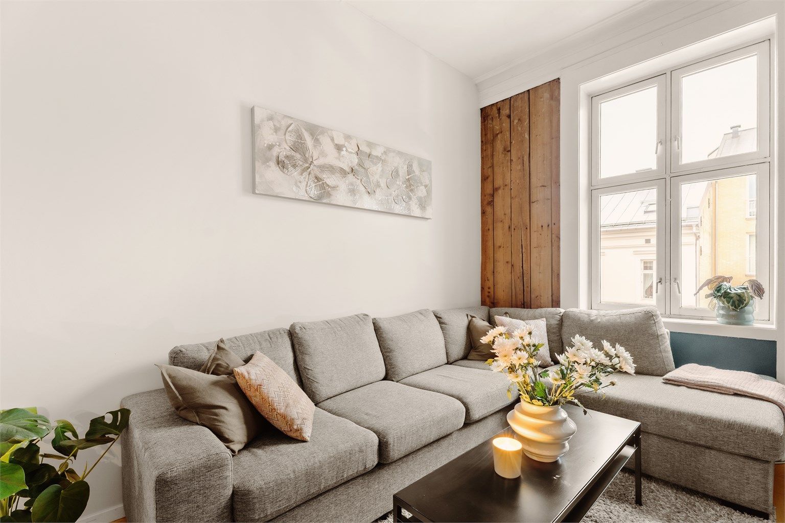 Hyggelig stue med plass til sofa med tilhørende salongbord, tv med tilhørende tv-møbler og spisebord.