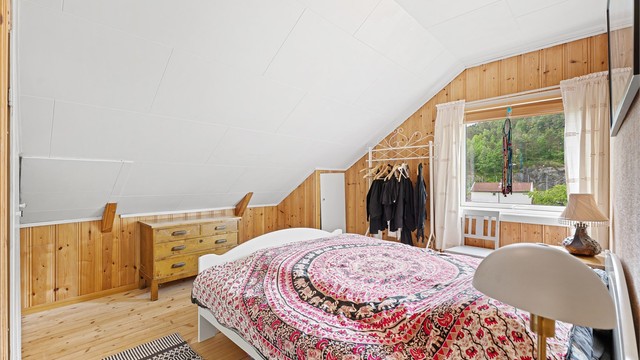 Lunt og hyggelig rom med flere stilige detaljer og nytt vindu