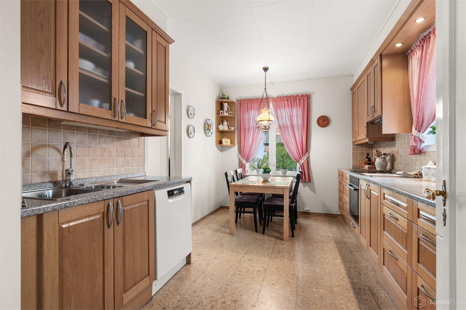 Kjøkkeninnredning fra 2009 med profilerte fronter, laminatbenkeplate og god plass til spisebord.