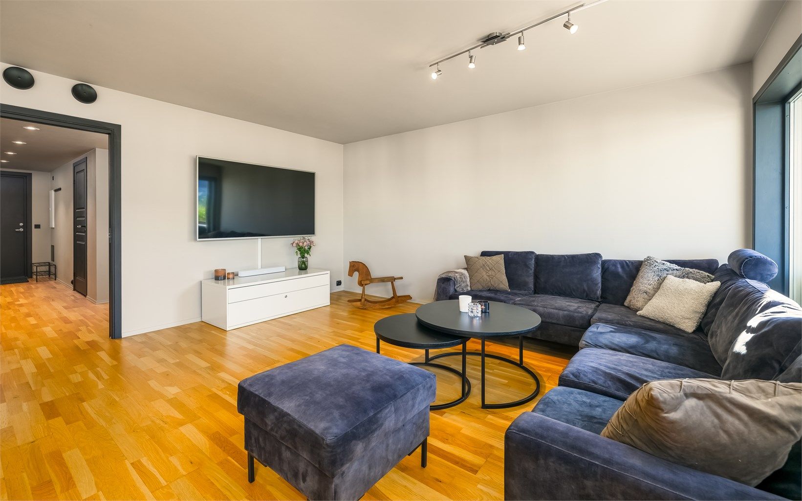 Leiligheten har en åpen stue-/kjøkkenløsning