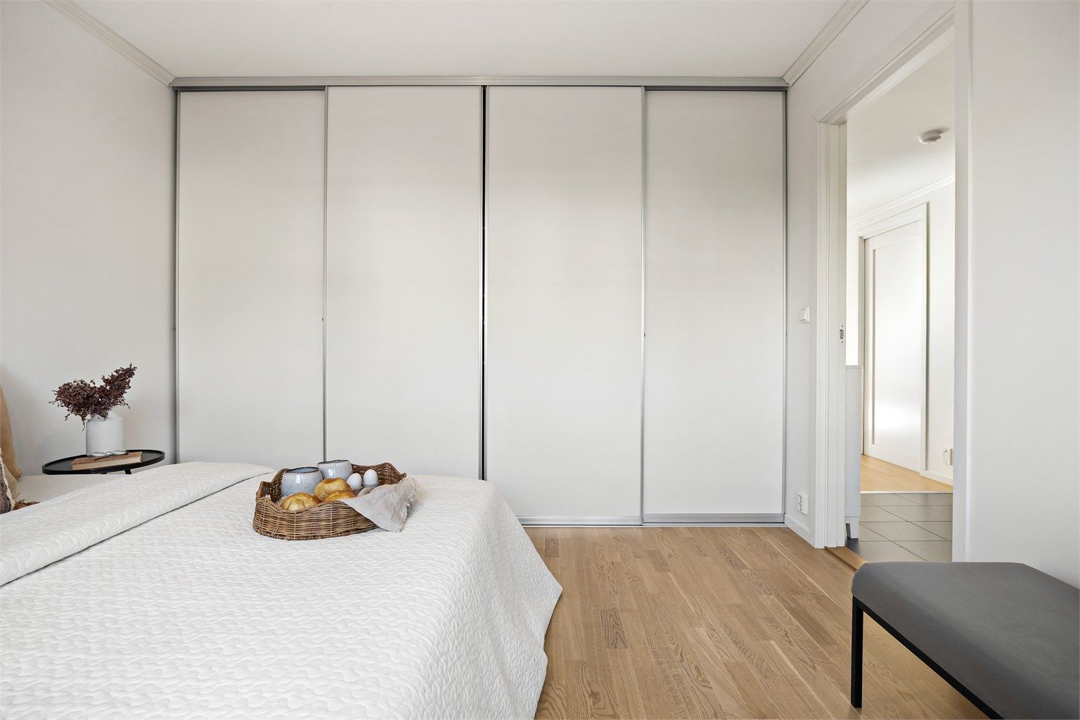 Rommet er utstyrt med en romslig skyvedørsgarderobe som har gode oppbevaringsmuligheter.