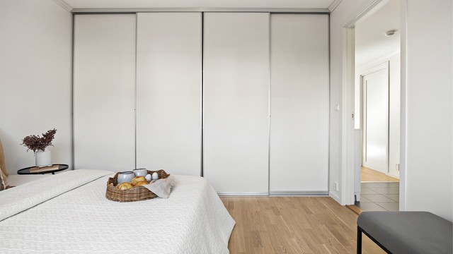 Rommet er utstyrt med en romslig skyvedørsgarderobe som har gode oppbevaringsmuligheter.
