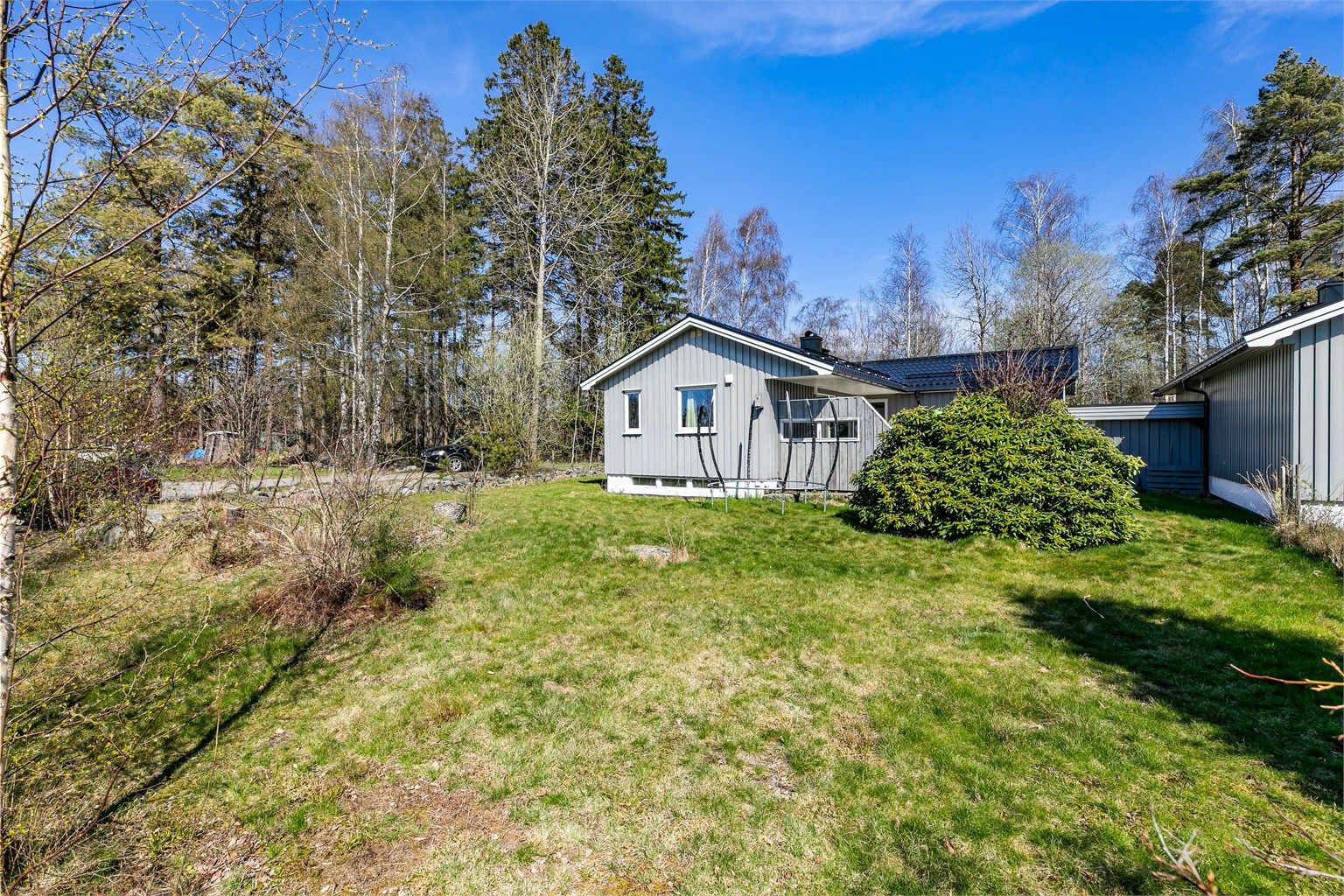 Boligen disponerer en stor, tilhørende hage som er anlagt på borettslagets fellesareal og gir familien mye tumleplass utendørs. Fotograf; Børge Oppegård.