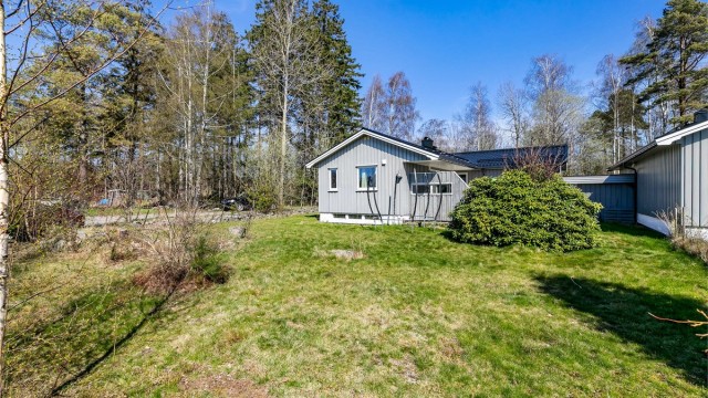 Boligen disponerer en stor, tilhørende hage som er anlagt på borettslagets fellesareal og gir familien mye tumleplass utendørs. Fotograf; Børge Oppegård.