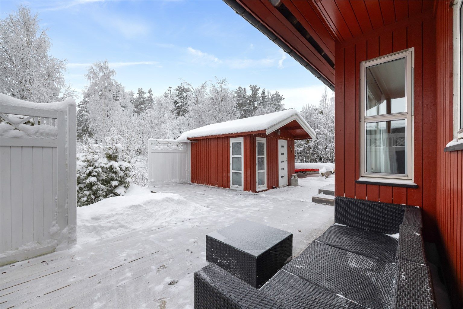 En frittstående bod på 10 m², oppført i 2014, gir ekstra lagringsplass.