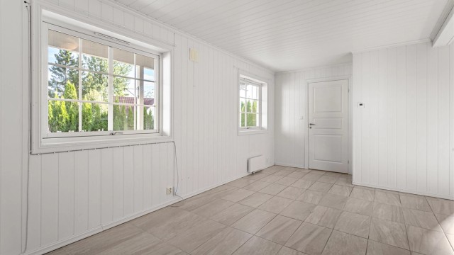 Boenheten har eget inngangsparti i underetasjen og inneholder entré, stue, kjøkken, bad og soverom - Leilighet 1.