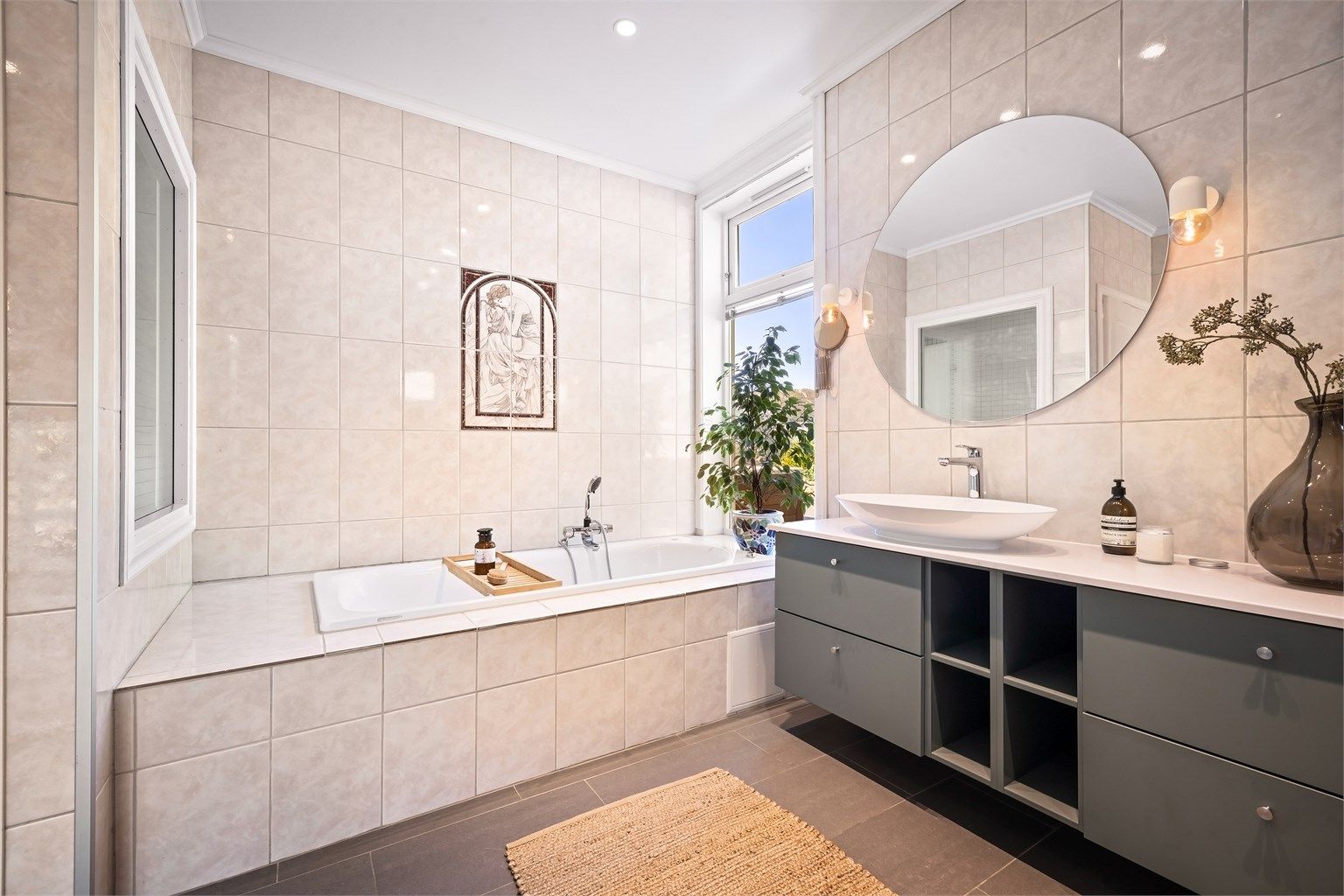 Lekker, vegghengt innredning. Legg også merke til vinduer på begge sider av badekaret. Dette var arkitektens ønske for at man skal kunne se hele veien gjennom huset.