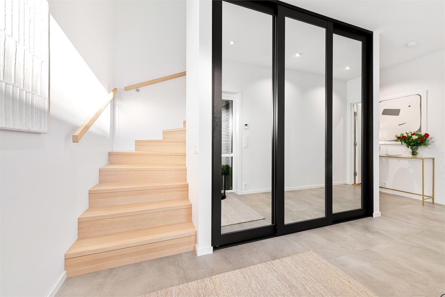 Hall/trapperom i underetasjen med stor skyvedør til garderoberom