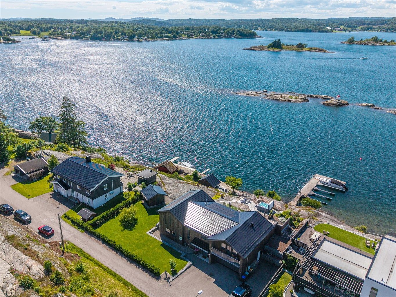 Stedet har fantastiske uteområder med fine plenområder, store terrasser og flott strandområde m.m,. En sjelden og unik strandeiendom! 