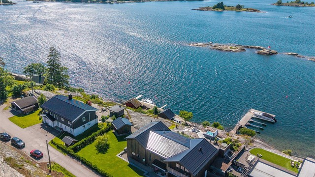 Stedet har fantastiske uteområder med fine plenområder, store terrasser og flott strandområde m.m,. En sjelden og unik strandeiendom!