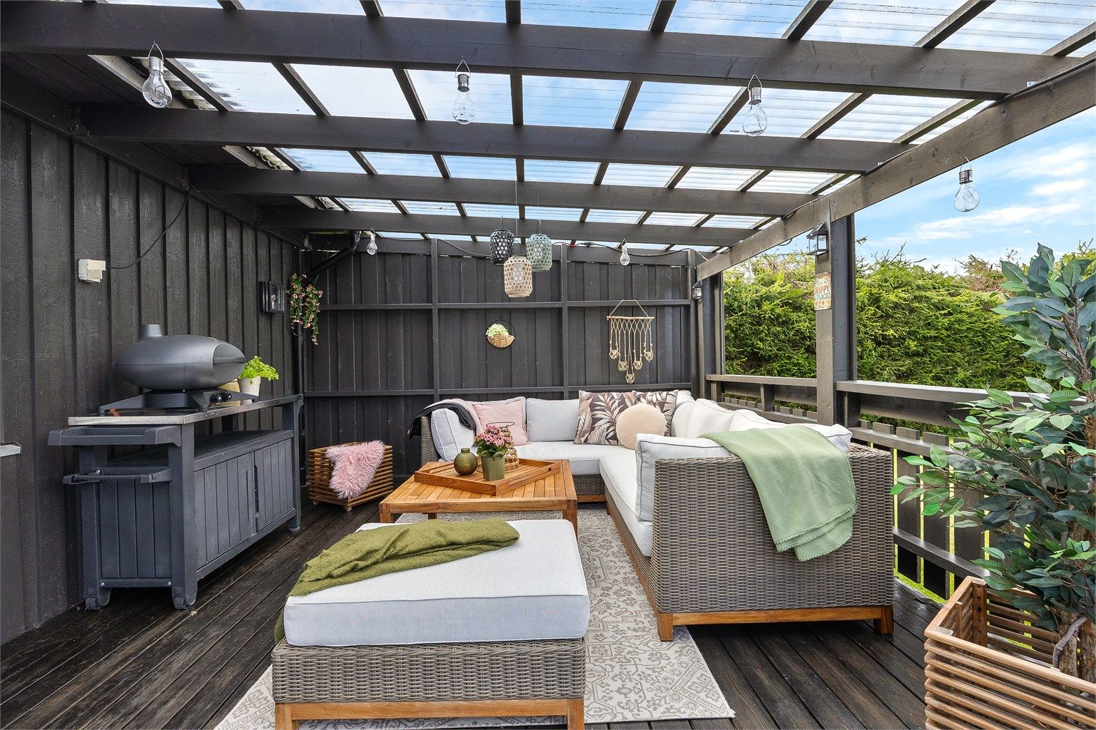 Den overbygde loungen har plass til en stor sofagruppe.
