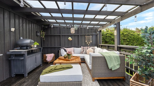 Den overbygde loungen har plass til en stor sofagruppe.