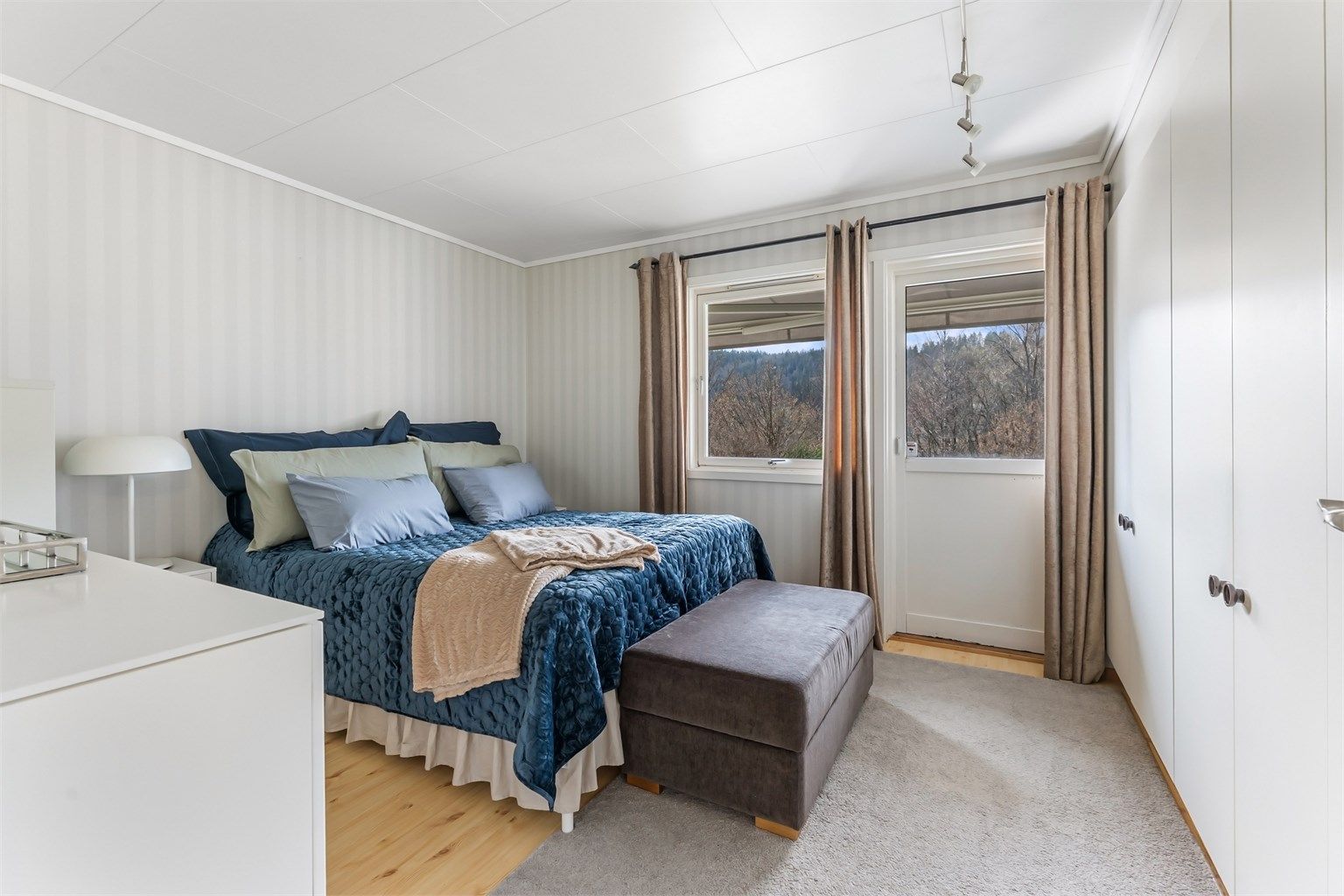 Det er tre gode soverom i etasjen, alle med plass for seng, skap og annet passende møblement. Ett av soverommene har direkte utgang til terrassen