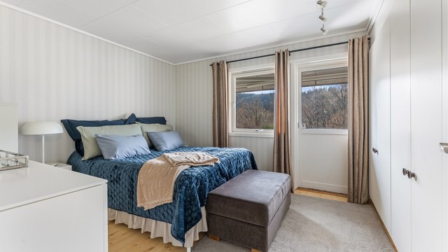 Det er tre gode soverom i etasjen, alle med plass for seng, skap og annet passende møblement. Ett av soverommene har direkte utgang til terrassen