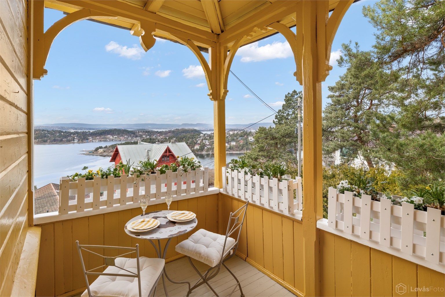 Romslig og overbygget balkong med flott fjordutsikt. Adkomst til balkongen fra spisestuen