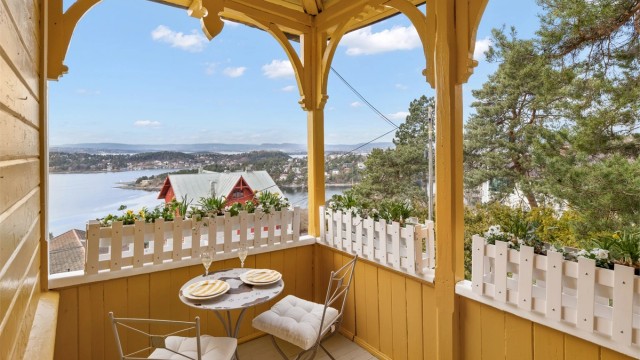 Romslig og overbygget balkong med flott fjordutsikt. Adkomst til balkongen fra spisestuen
