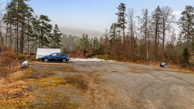 Til hytta medfølger to biloppstillingsplasser.