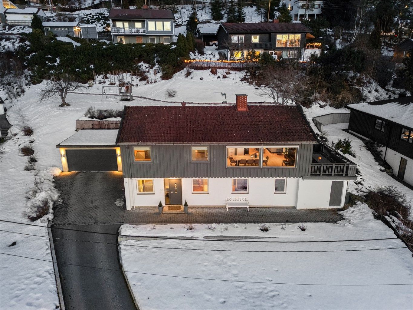 Asfaltert gårdsplass fører til en romslig garasje på 30 m² og boligens inngangsparti. 
Foto: Stine Prøitz Jørgensen