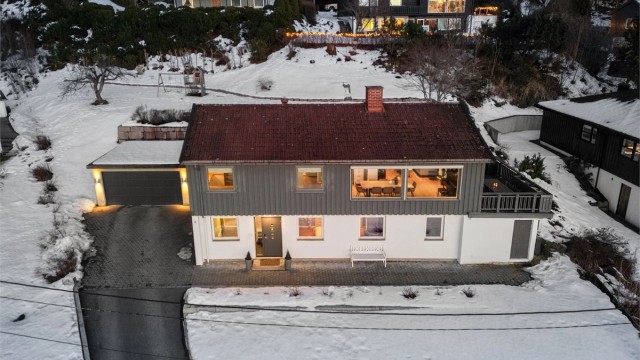 Asfaltert gårdsplass fører til en romslig garasje på 30 m² og boligens inngangsparti.
Foto: Stine Prøitz Jørgensen