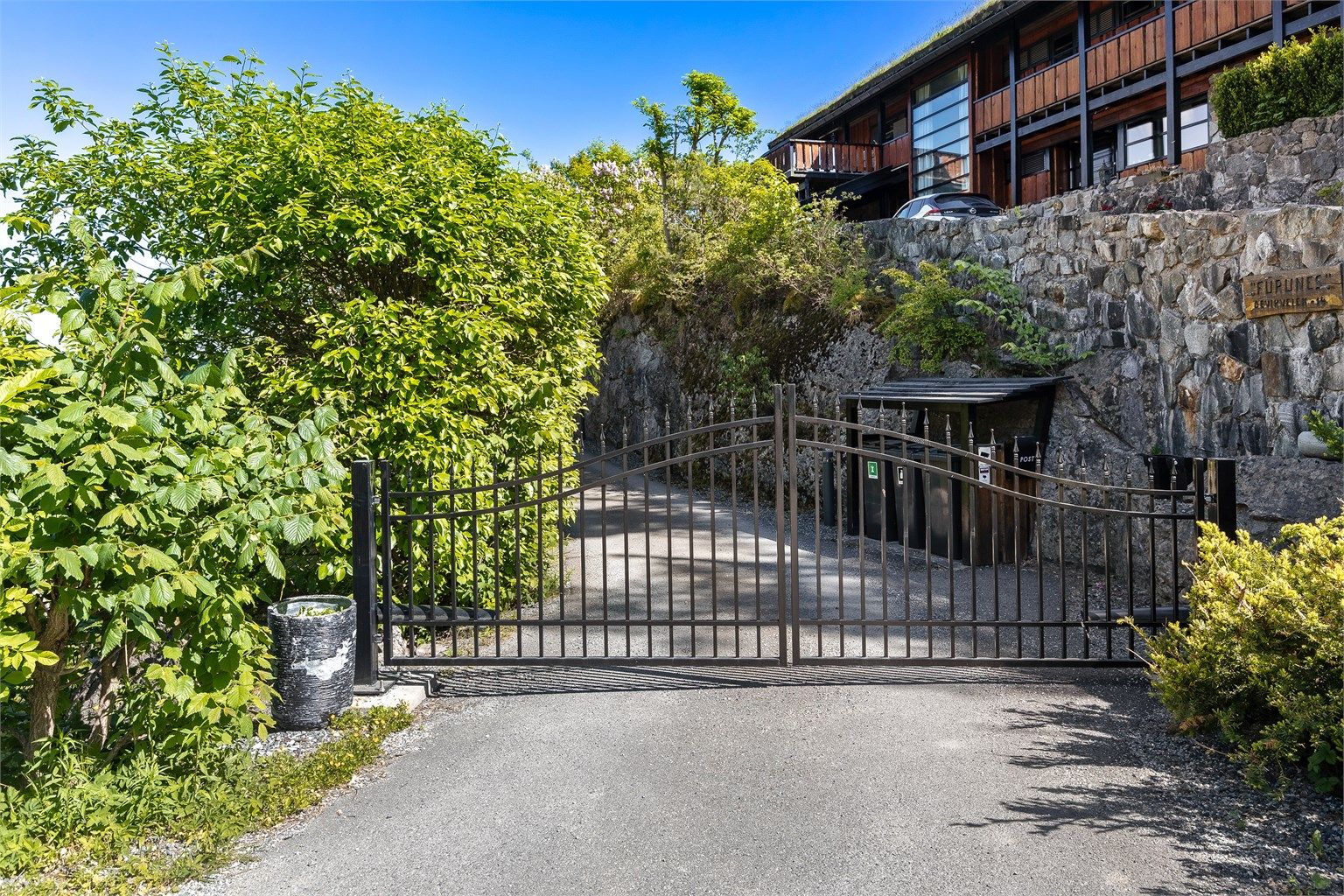 Port inn til privat vei som fører til eiendommen.