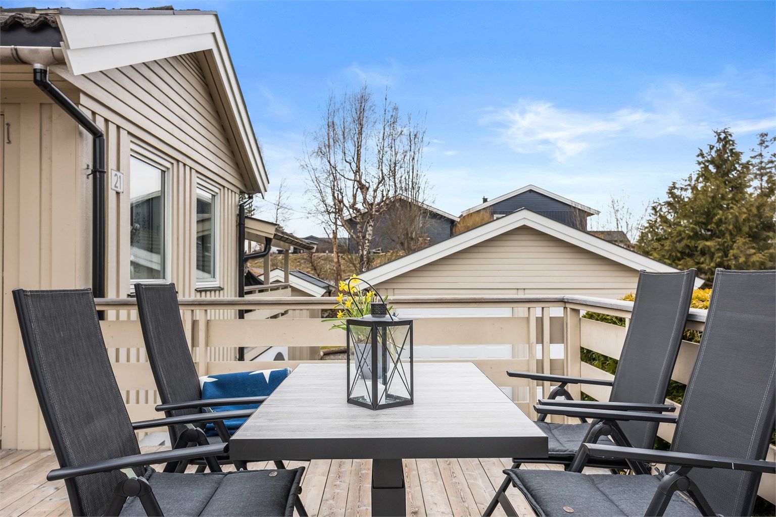 Her er det rikelig med plass for både sittegruppe og spisebord.