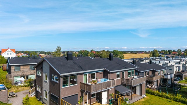 Leiligheten ligger i et etablert rolig boligområde på Sandeåsen, med en fin balanse mellom bynær beliggenhet og rolige omgivelser.