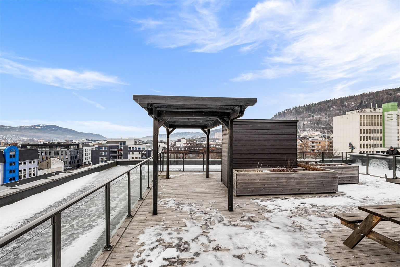Fra takterrassen er det gode solforhold og vid utsikt over byen samt åsene rundt.