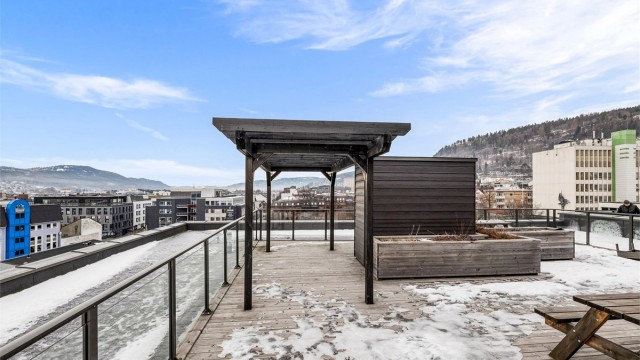 Fra takterrassen er det gode solforhold og vid utsikt over byen samt åsene rundt.