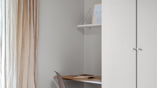 En smart nisje i soverommet gir plass til en liten arbeidsplass.