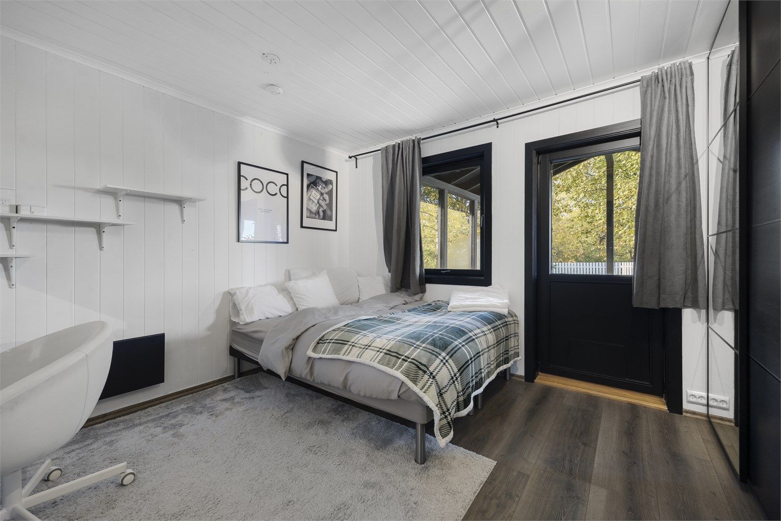 Hovedsoverom med garderobeskap og direkte utgang til terrassen.
