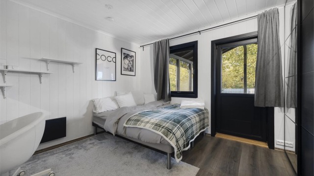 Hovedsoverom med garderobeskap og direkte utgang til terrassen.