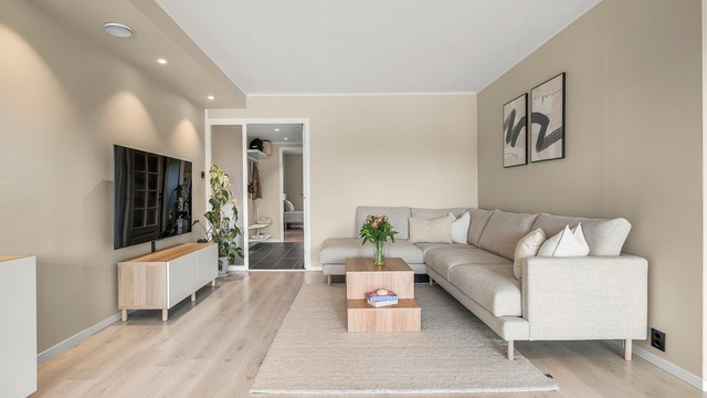 På stuen har man god plass til stor sofagruppe med tilhørende TV-møblement samt spisegruppe.
