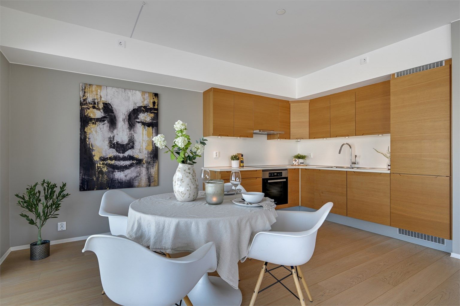 Det er integrert i innredningen et kjøl/fryseskap, oppvaskmaskin, induksjonstopp og stekeovn