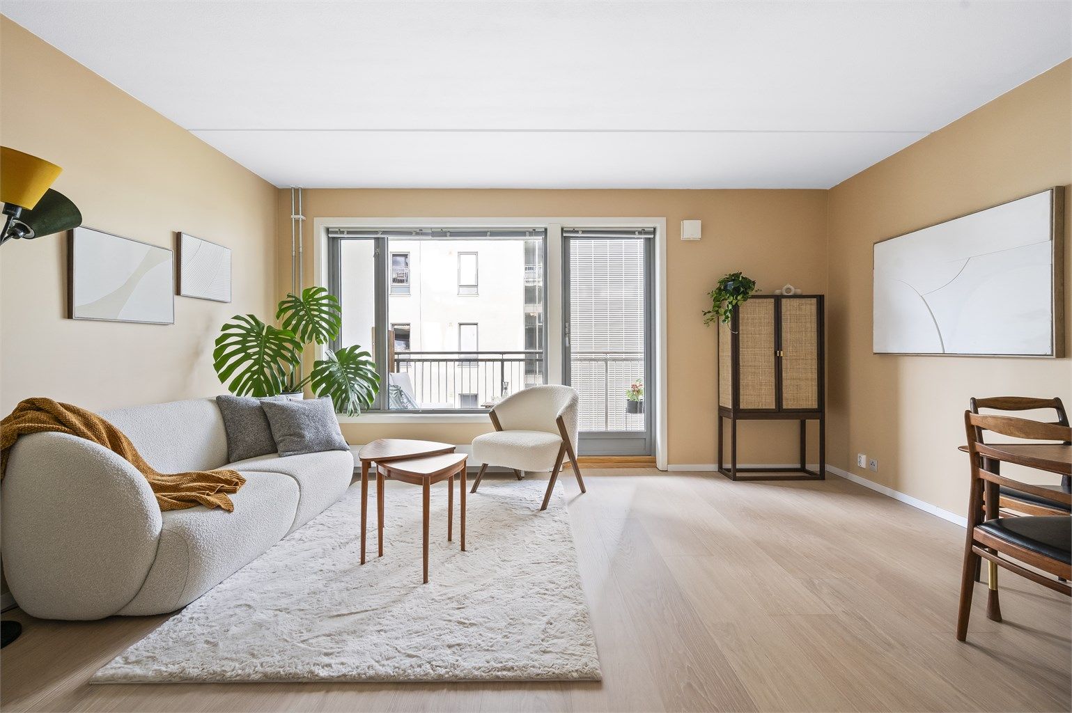 Tiltalende og moderne stue med en lys og luftig romfølelse. Det første som møter deg er store vindusflater, noe som gir en deilig atmosfære.