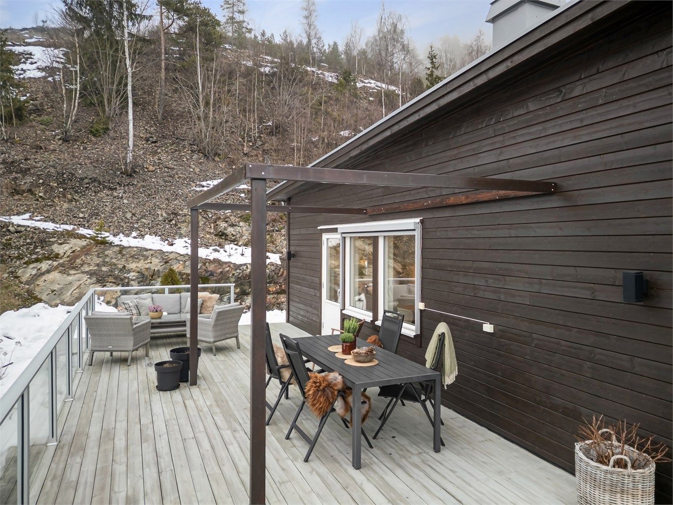 Boligen grenser til ubebygde områder og har meget kort vi til flotte turområder. 