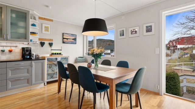 Ved kjøkkenet er det også direkte utgang - perfekt når barna skal inn for å spise middag