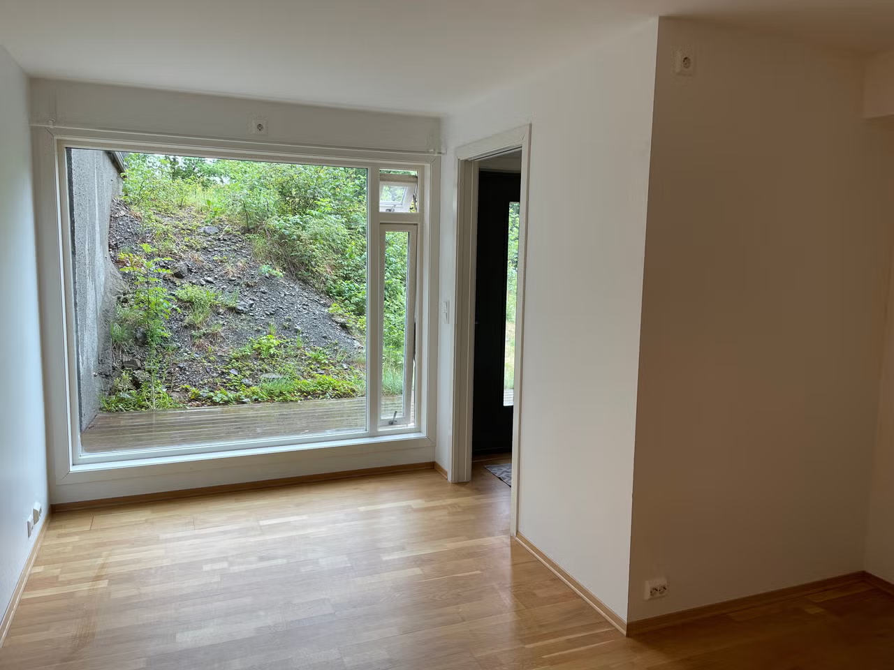 Utleiedel: Stue med plass til sittegruppe, TV-krok og mindre spisebord.