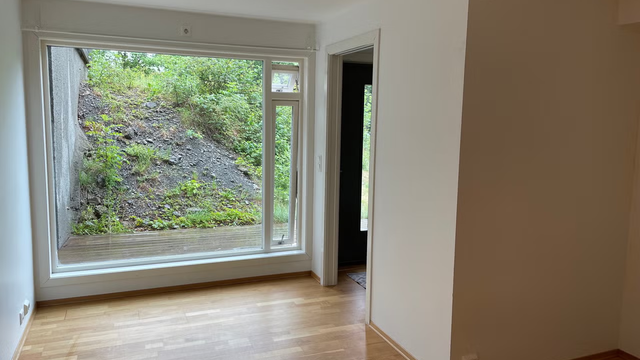 Utleiedel: Stue med plass til sittegruppe, TV-krok og mindre spisebord.