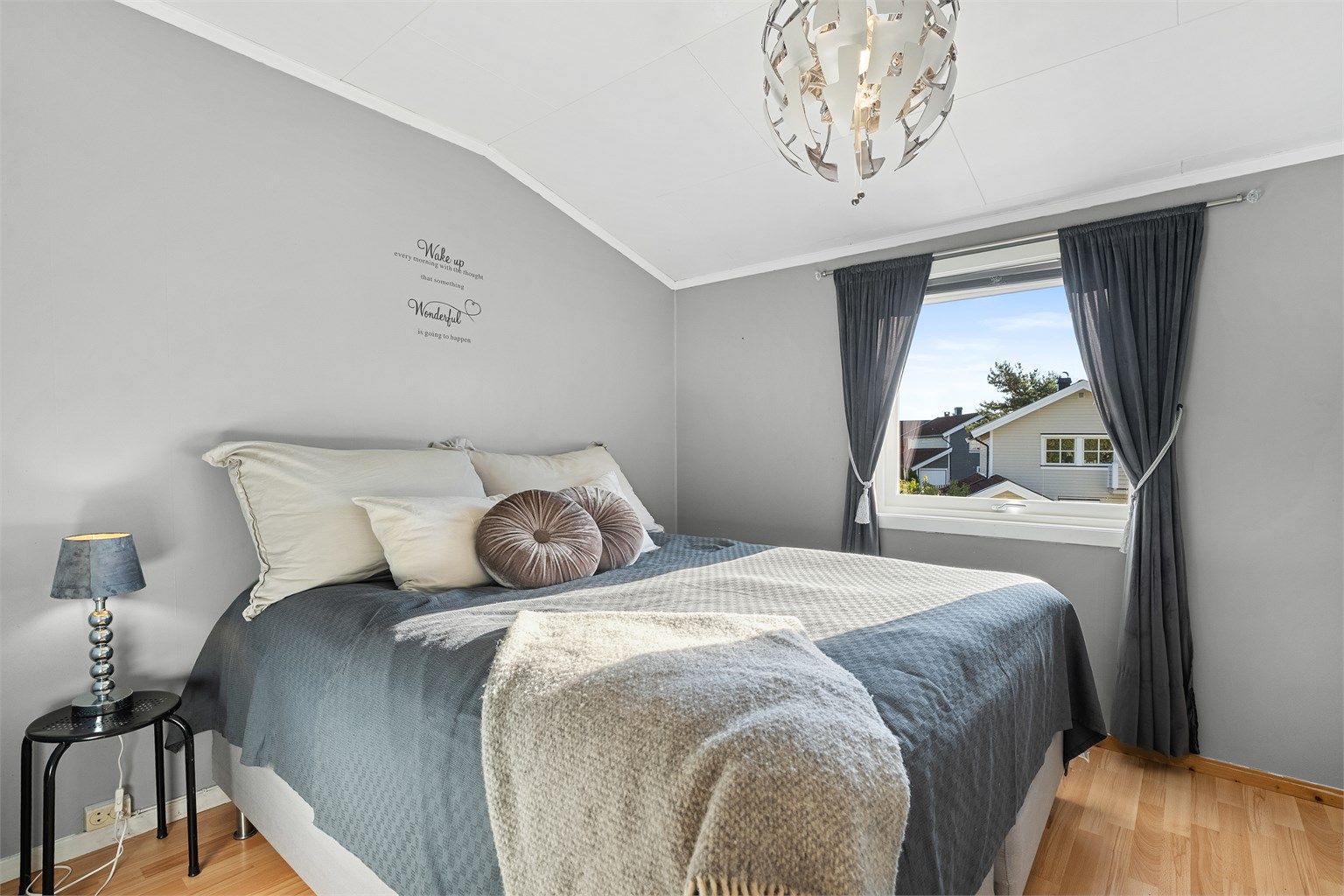 Soverom med god plass til dobbeltseng og garderobeløsning