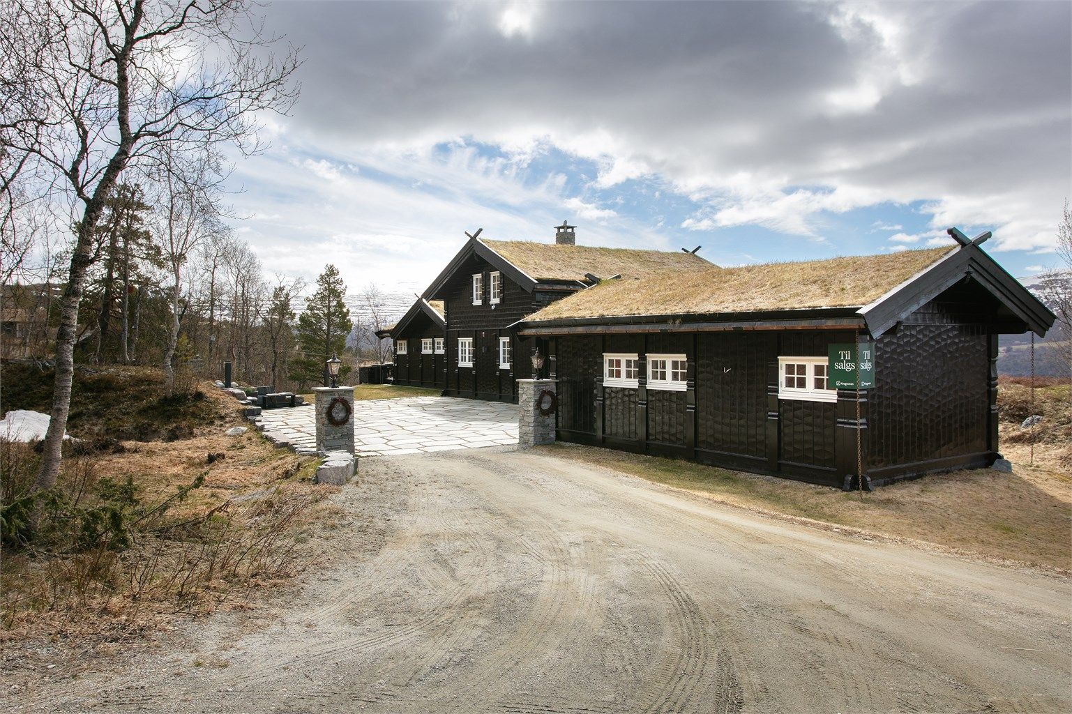 Eiendommen ligger skjermet til som en endetomt, med grense mot et friområde.