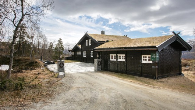 Eiendommen ligger skjermet til som en endetomt, med grense mot et friområde.